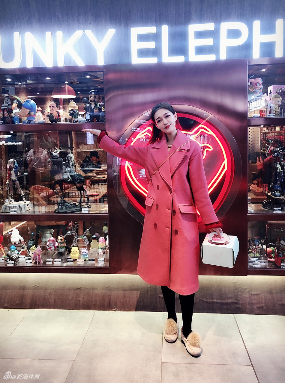 货真价实篮球小迷妹！打球？她可不怕你！