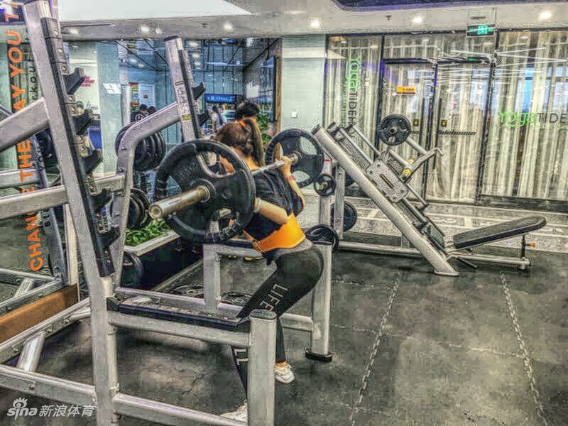 货真价实篮球小迷妹！打球？她可不怕你！