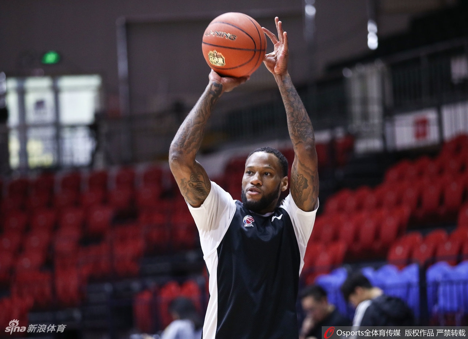 广东男篮赛前踩场训练