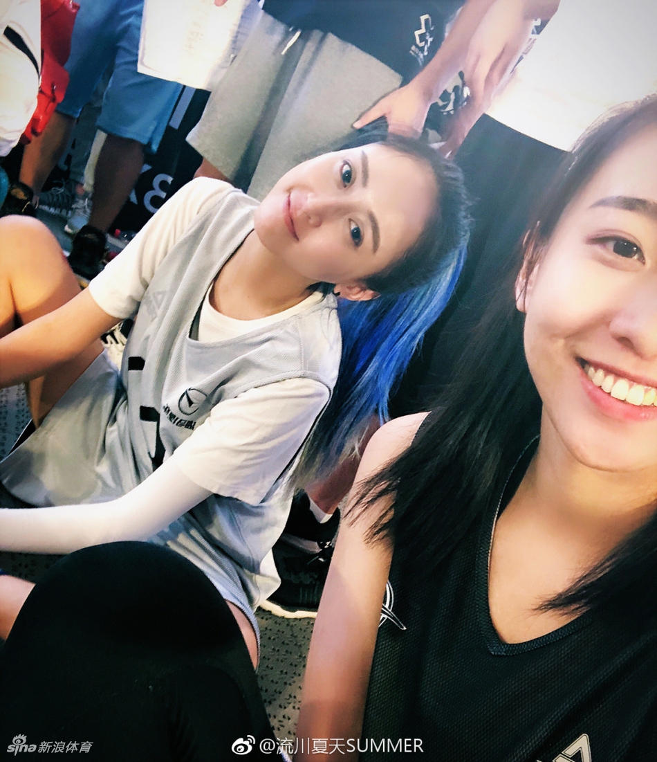 飘逸球风+亮眼蓝发 她是流川姐姐!