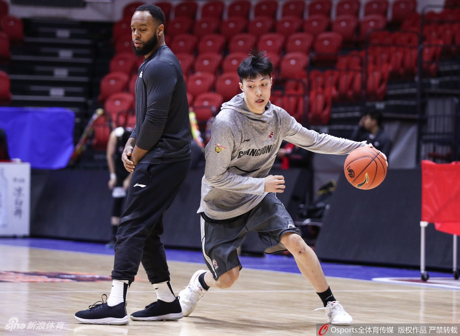 广东男篮赛前踩场训练