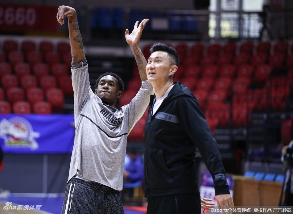 广东男篮赛前踩场训练