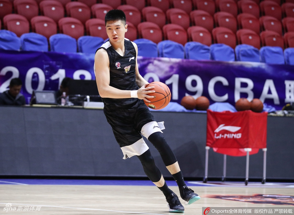 广东男篮赛前踩场训练