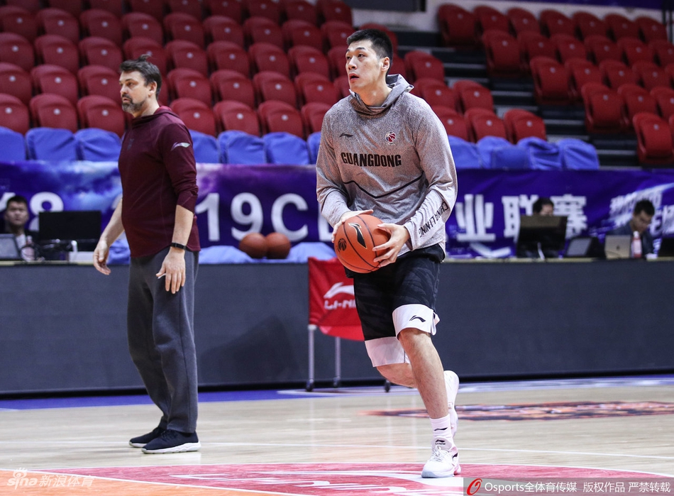 广东男篮赛前踩场训练