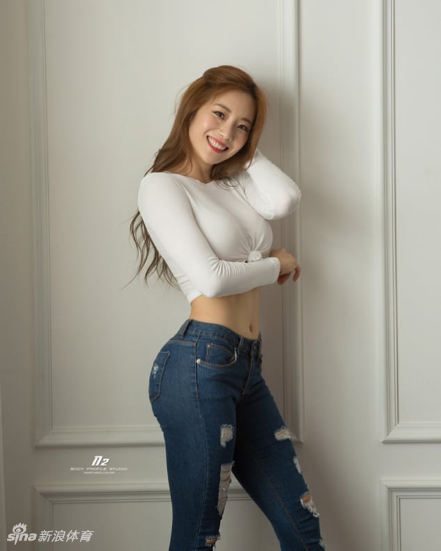 运动系轻熟女！这身材太养眼了