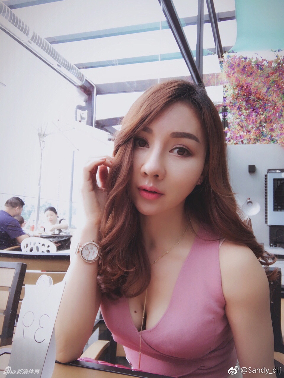 胸口带痣!这个健身女郎有点狠