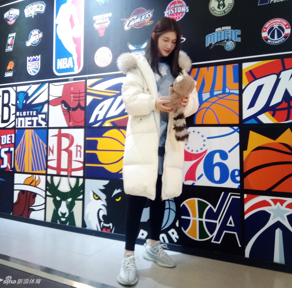 货真价实篮球小迷妹！打球？她可不怕你！