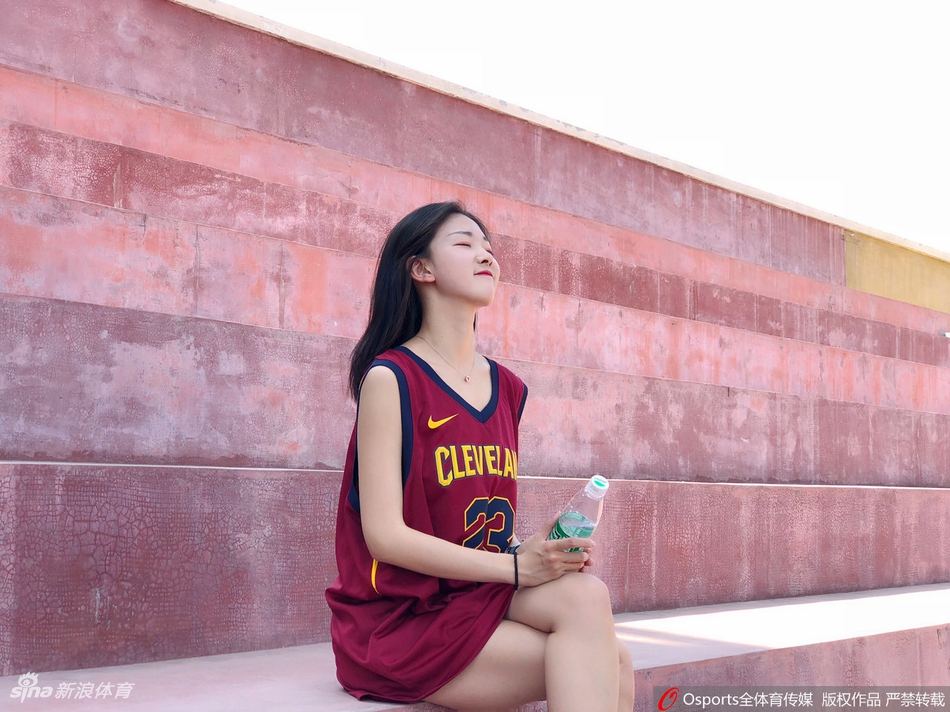 校园时光！喜欢勒布朗的女孩