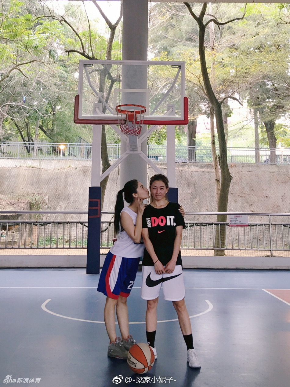 球技最好的学霸姐姐 想跟她打球!