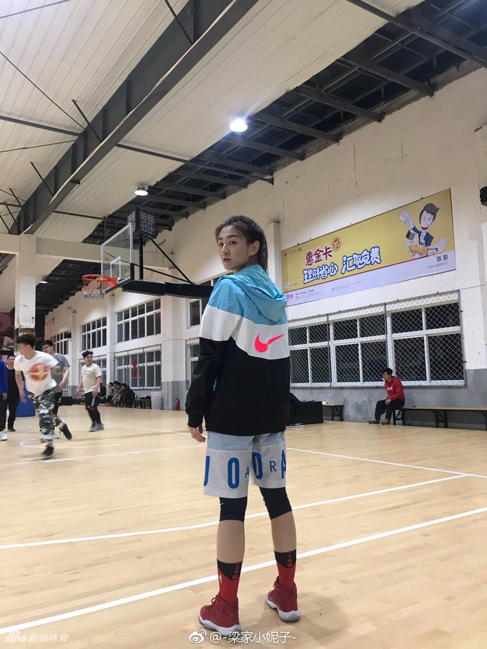 球技最好的学霸姐姐 想跟她打球!