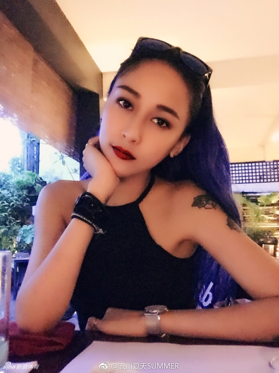 飘逸球风+亮眼蓝发 她是流川姐姐!