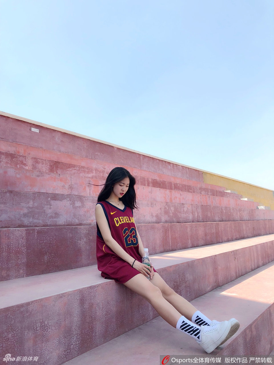 校园时光！喜欢勒布朗的女孩