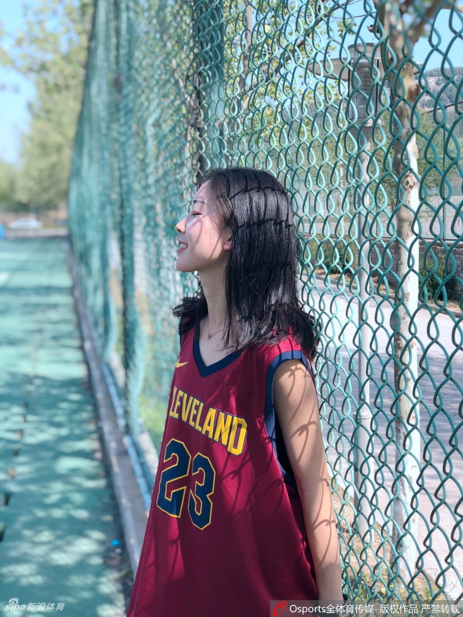 校园时光！喜欢勒布朗的女孩