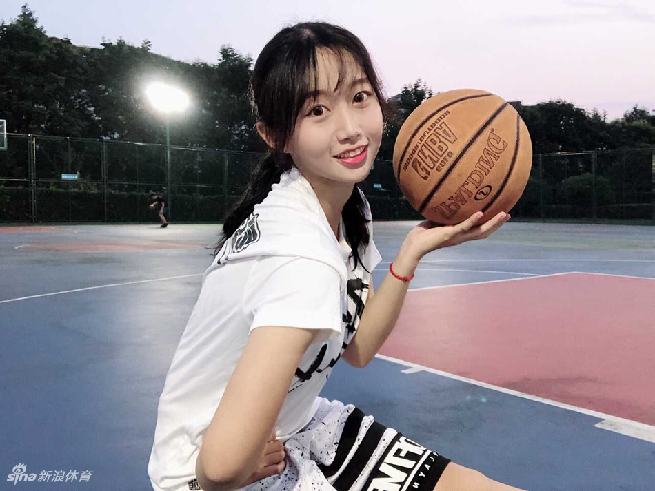 打篮球的小可爱!想做她男朋友