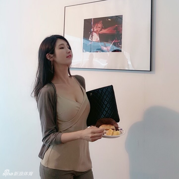 高挑女健身教练身材超赞！