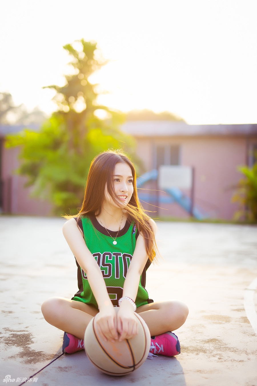 阳光下的球衣女孩惹人爱怜