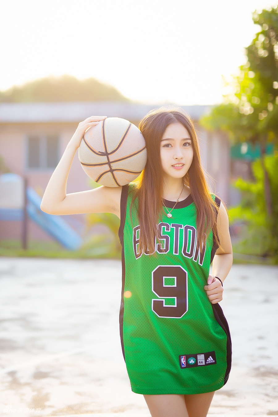 阳光下的球衣女孩惹人爱怜