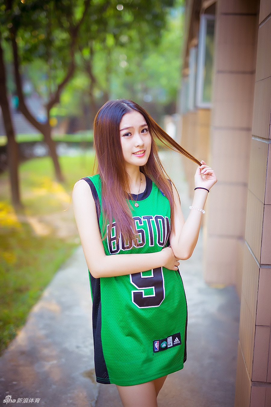 阳光下的球衣女孩惹人爱怜