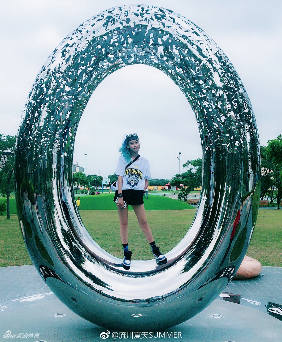 飘逸球风+亮眼蓝发 她是流川姐姐!