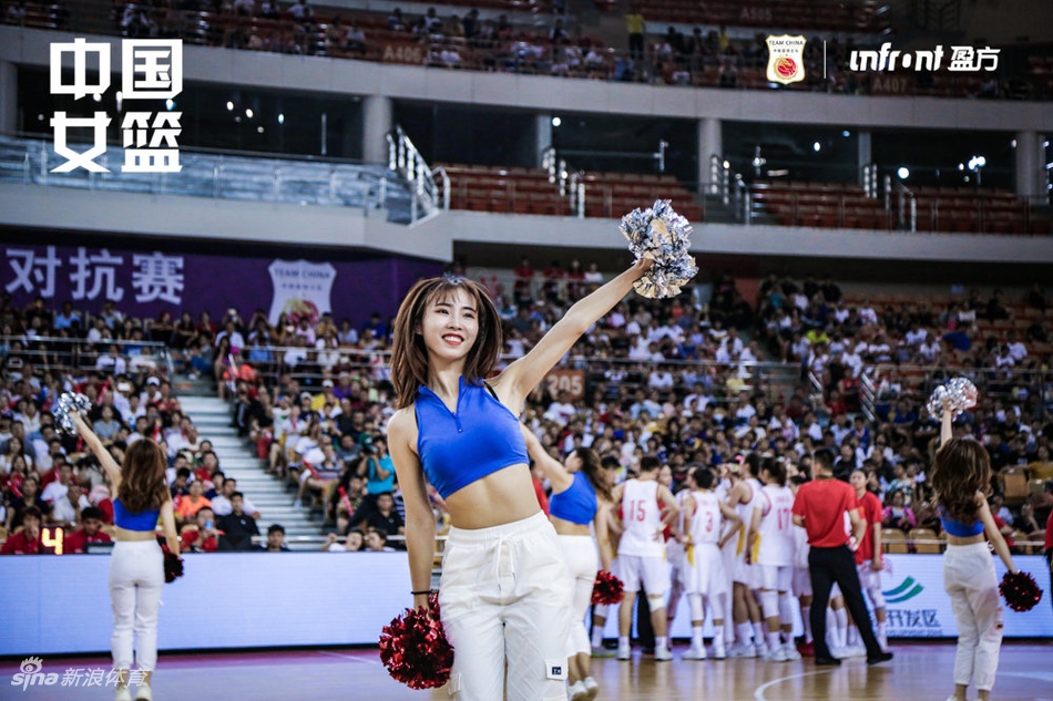可爱!啦啦队助威女篮热身连胜