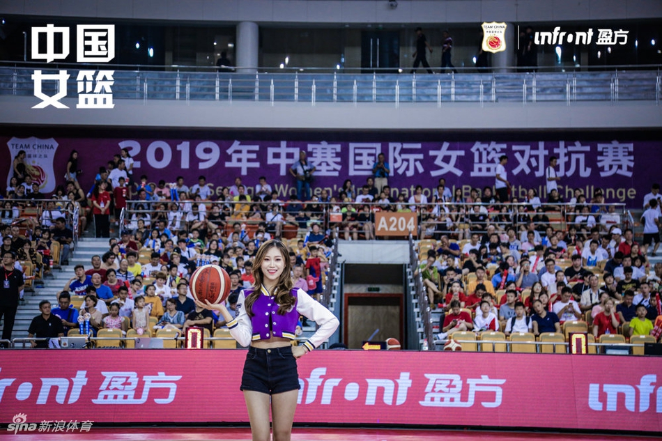 可爱!啦啦队助威女篮热身连胜