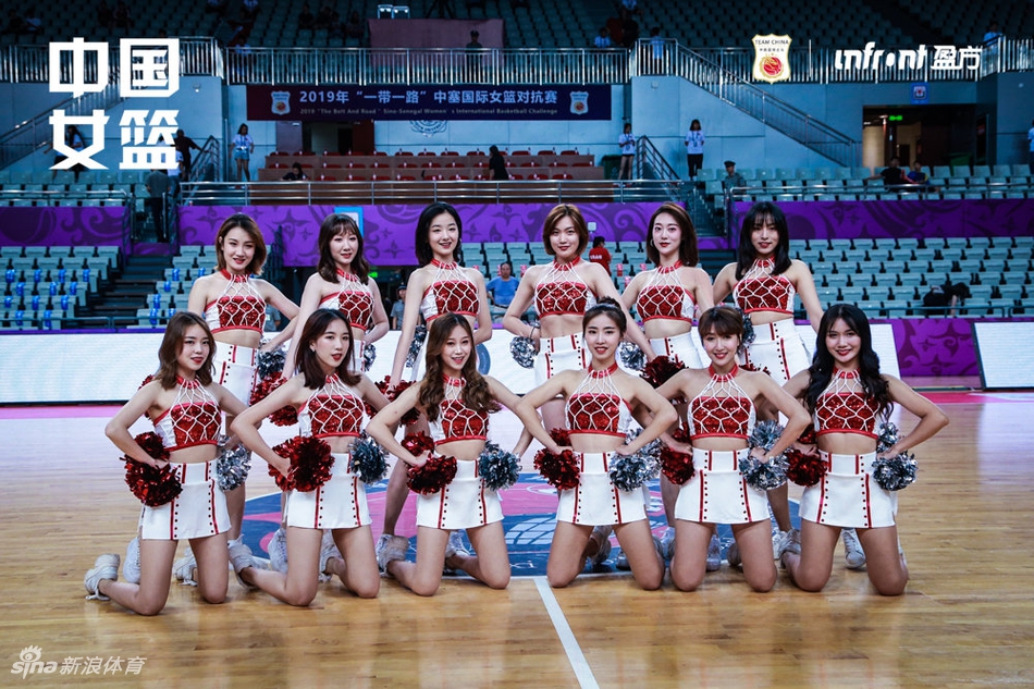 可爱!啦啦队助威女篮热身连胜