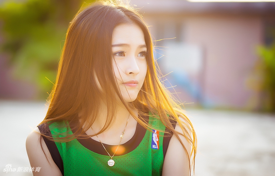 阳光下的球衣女孩惹人爱怜