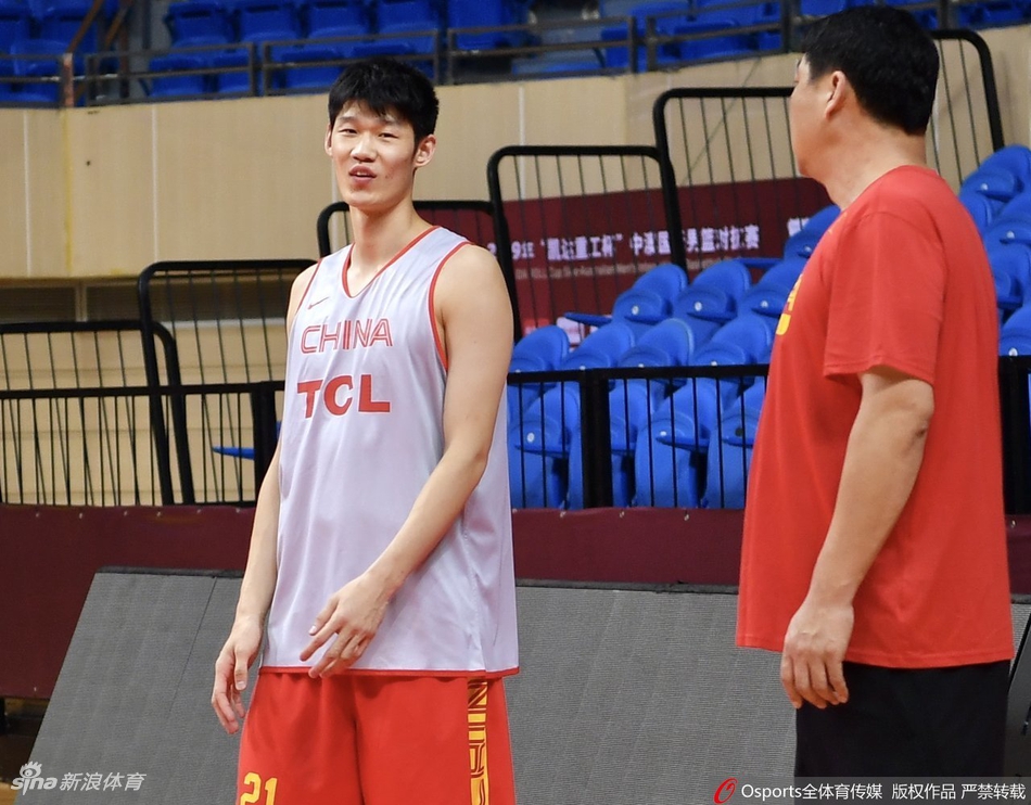 男篮赛前训练阿联郭艾伦受关注