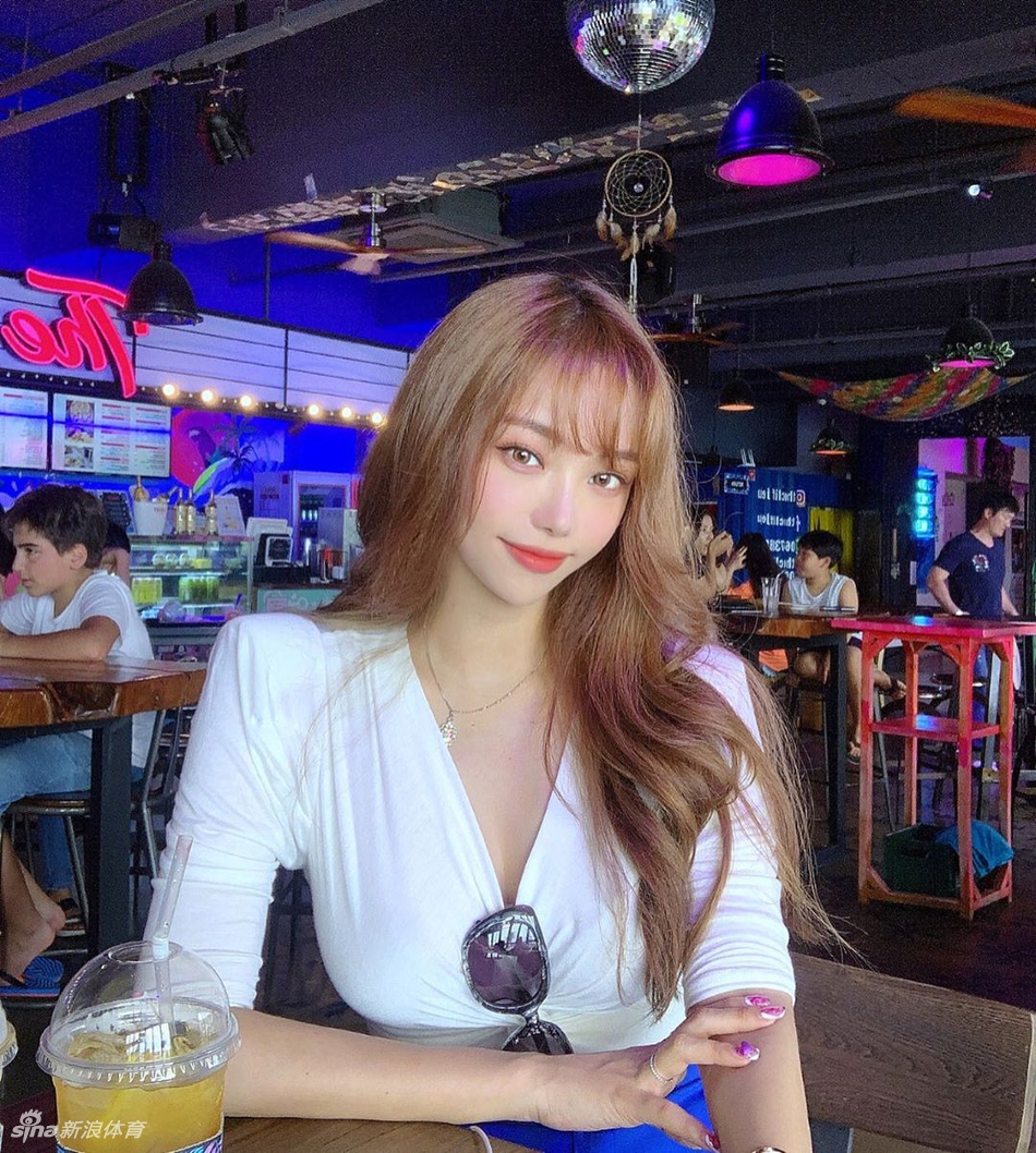 穿衣显瘦脱衣有肉!高挑运动女孩