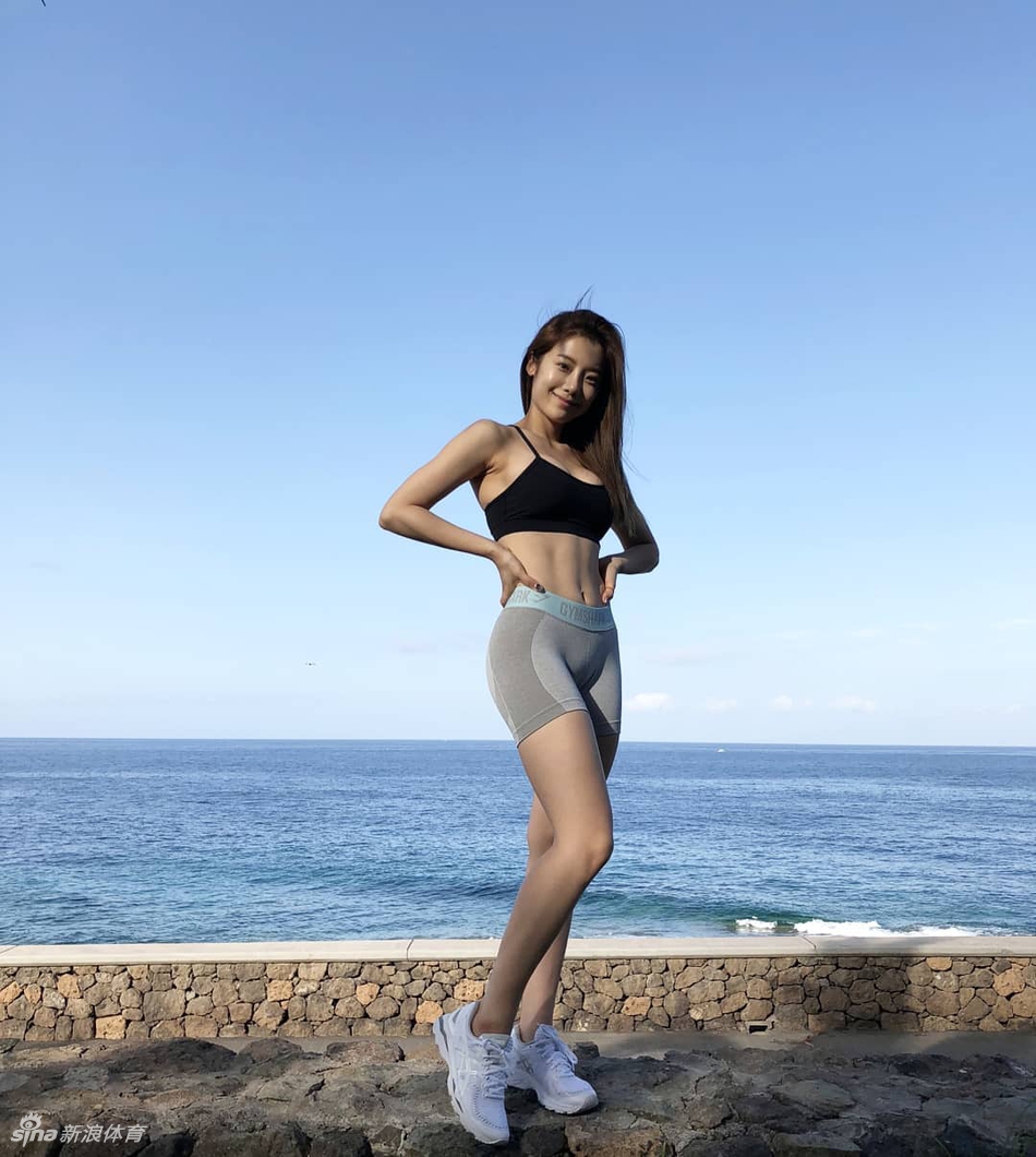 运动系轻熟女！这身材太养眼了