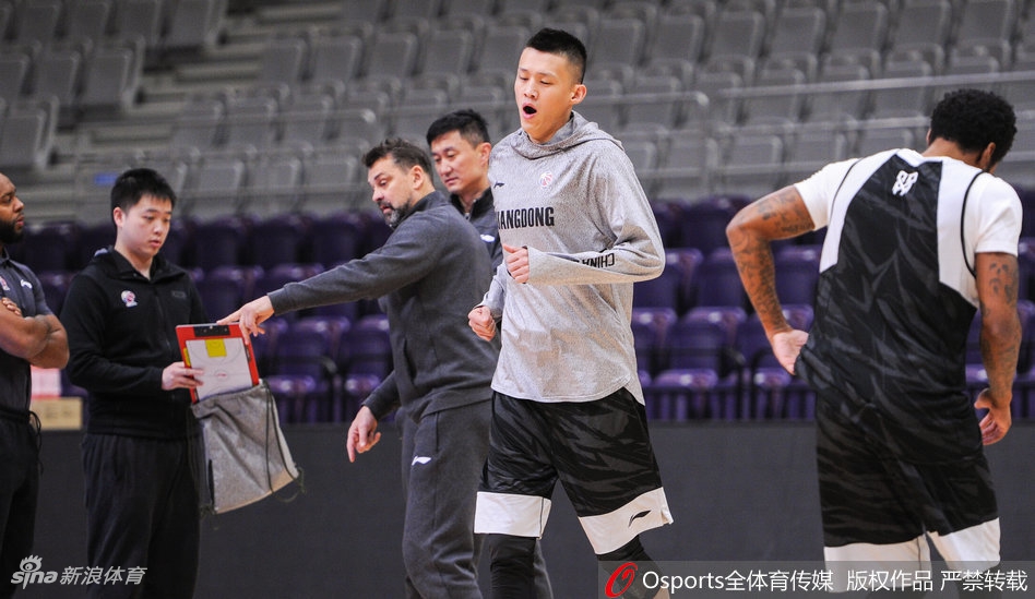 广东男篮赛前训练状态轻松