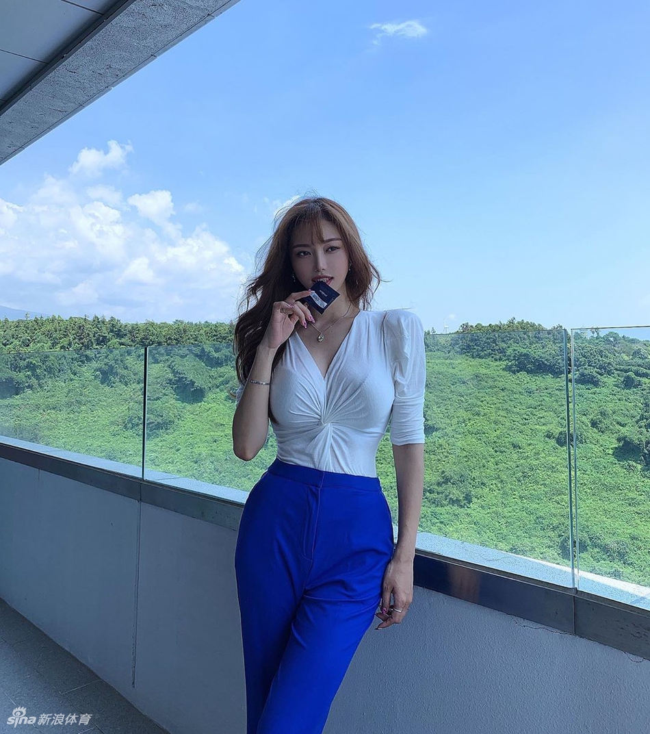 穿衣显瘦脱衣有肉!高挑运动女孩