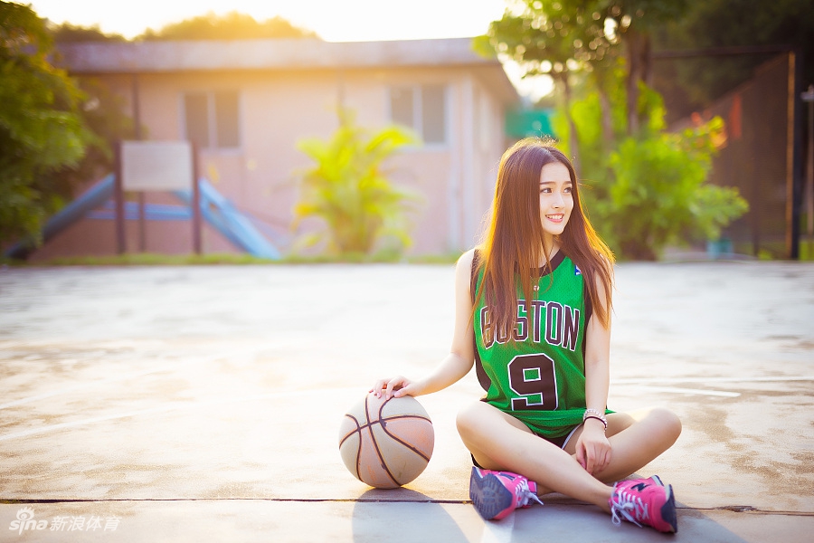 阳光下的球衣女孩惹人爱怜