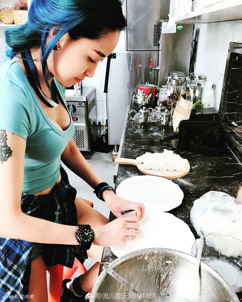 飘逸球风+亮眼蓝发 她是流川姐姐!