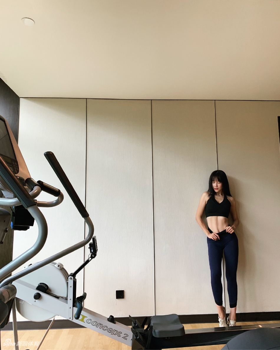 健身女神！她的肌肉线条太迷人