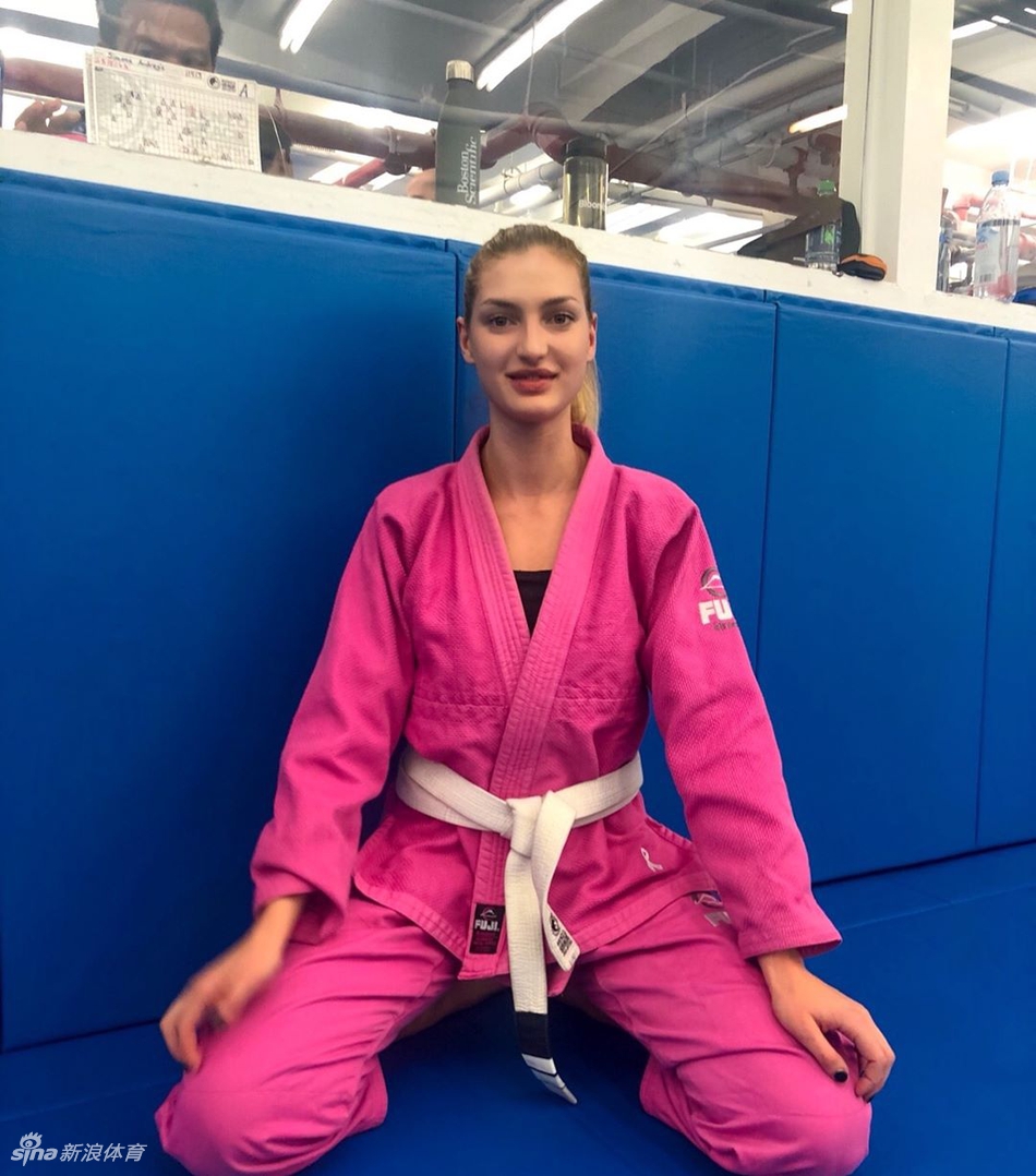 听说塞尔维亚的姑娘都长这样 还超喜欢篮球!