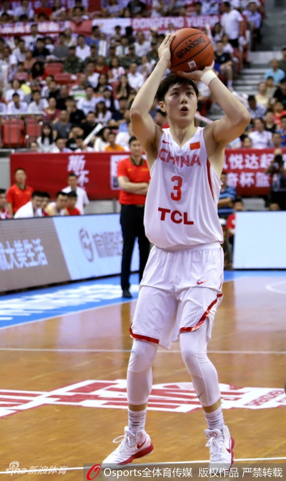 斯杯：男篮蓝队73-79克罗地亚