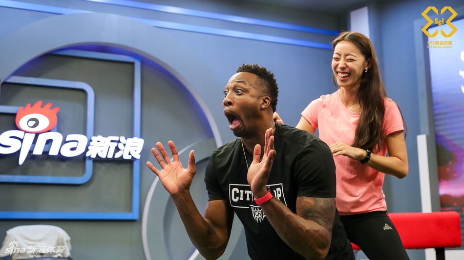 魔兽霍华德造访新浪总部