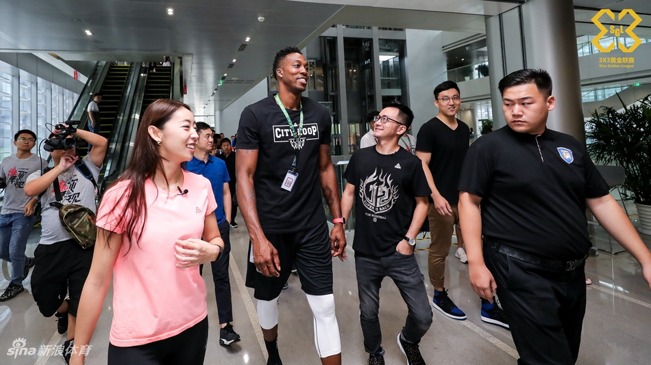 魔兽霍华德造访新浪总部