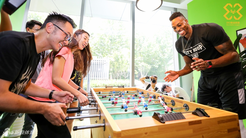 魔兽霍华德造访新浪总部