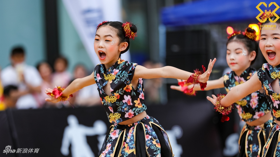 美艳啦啦队助威黄金联赛合肥站