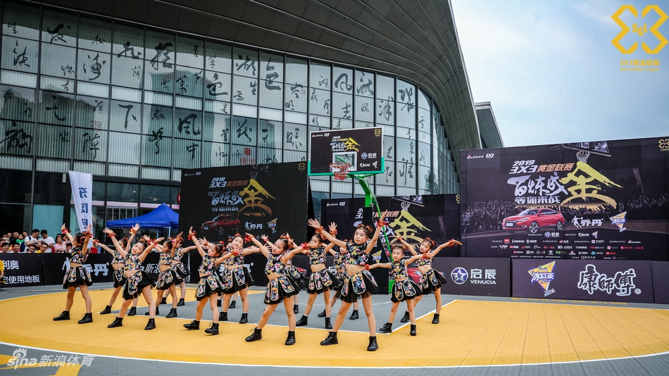 美艳啦啦队助威黄金联赛合肥站