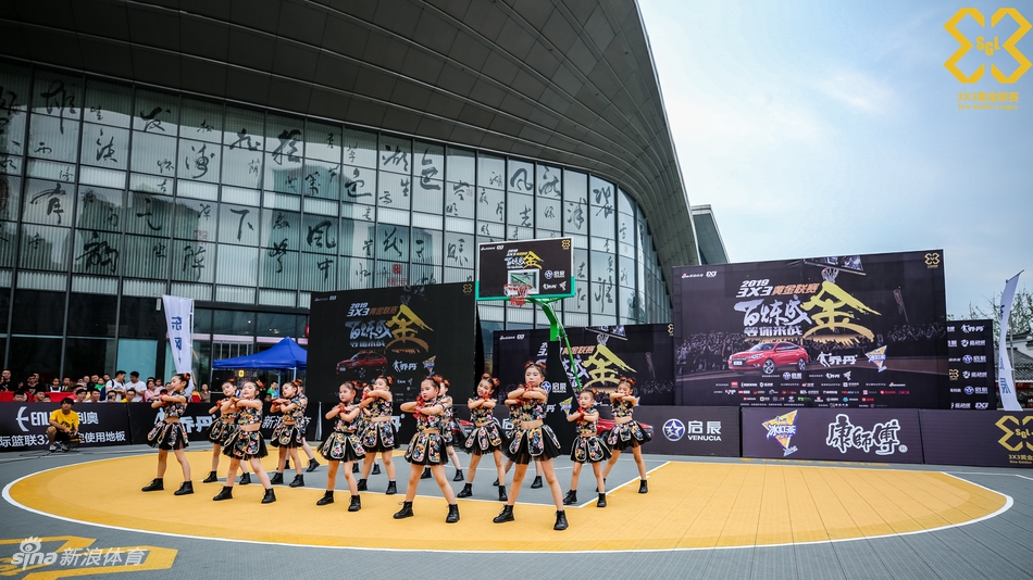 美艳啦啦队助威黄金联赛合肥站