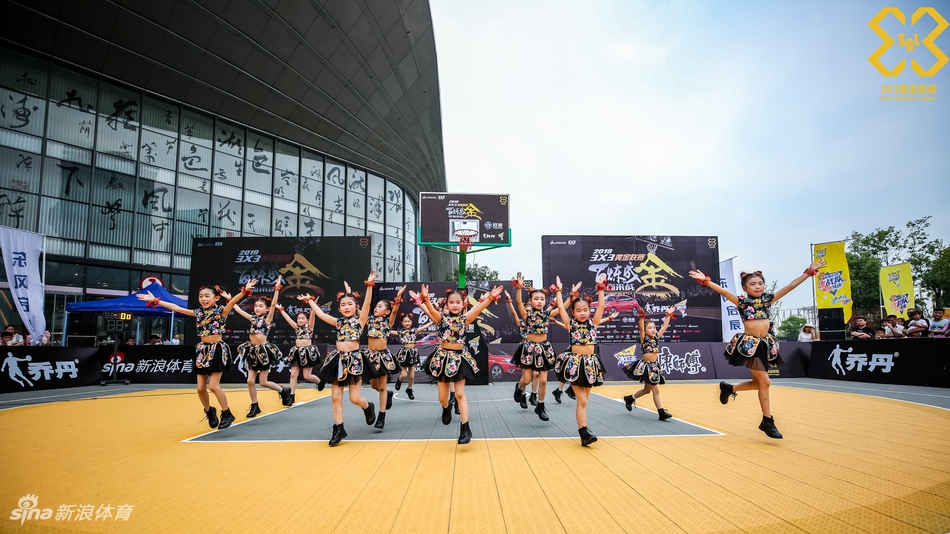 美艳啦啦队助威黄金联赛合肥站
