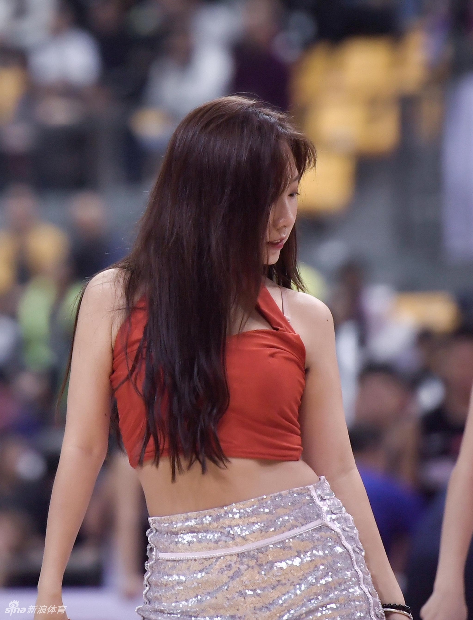 科比小迷妹！她可爱又肉感十足