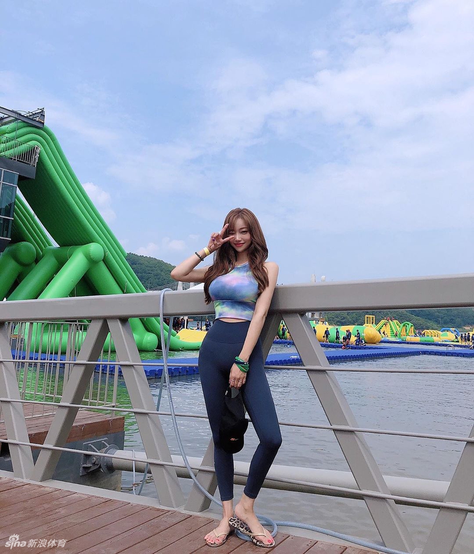 穿衣显瘦脱衣有肉!高挑运动女孩