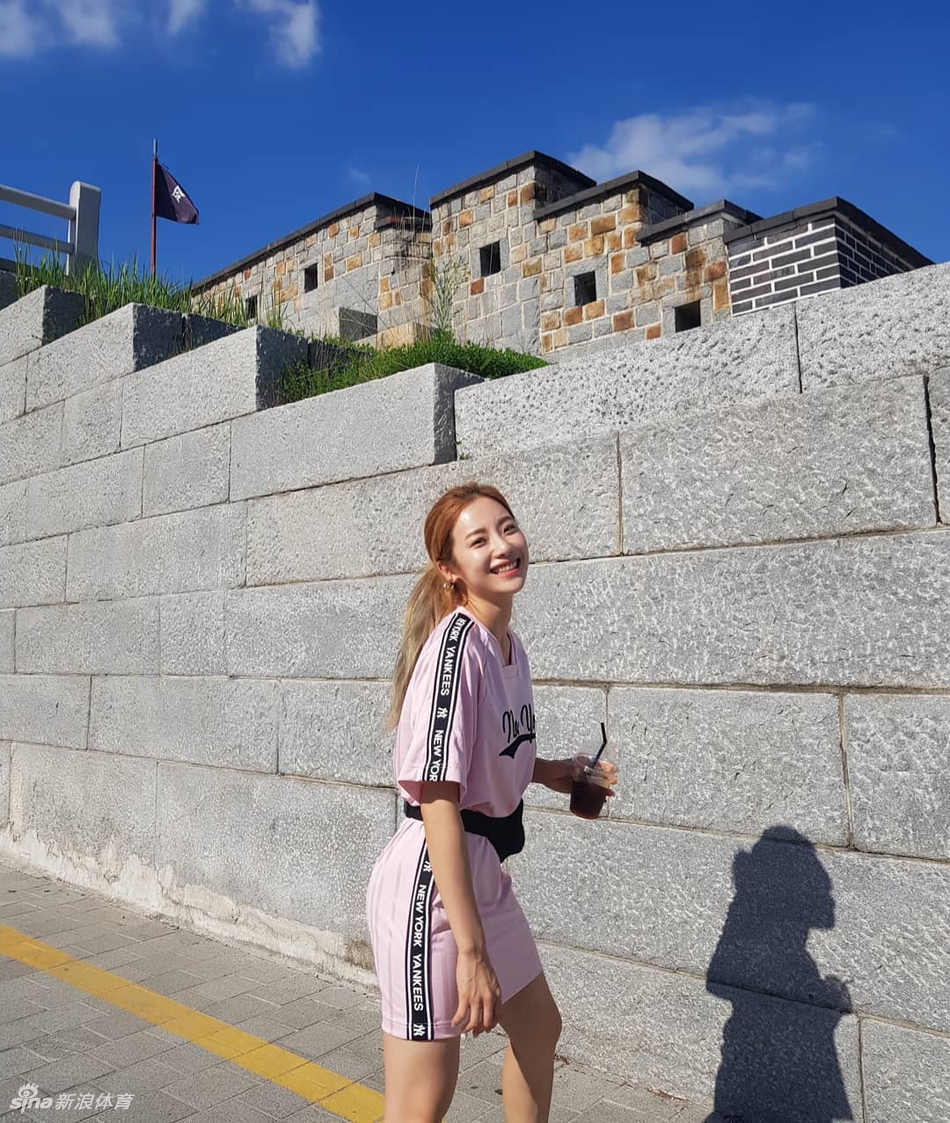 运动系轻熟女！这身材太养眼了