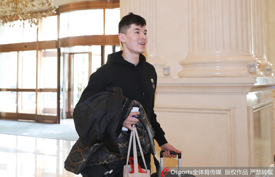中国男篮集结 阿不都沙拉木率先抵达下榻酒店