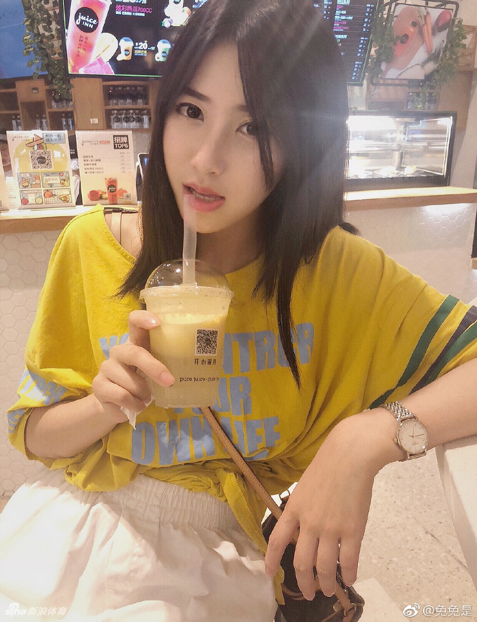 真美!痴迷篮球的厦门空姐小姐姐