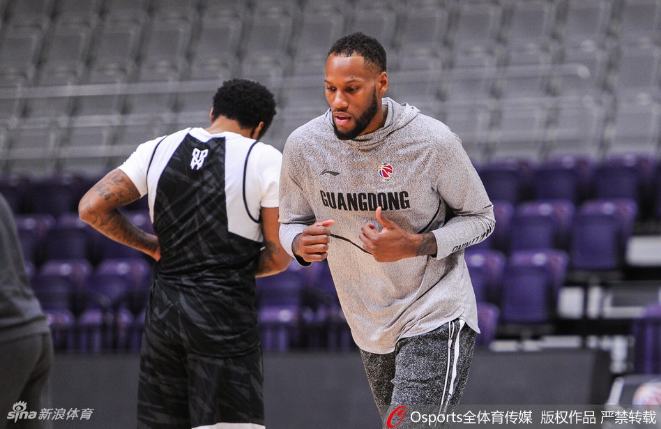 广东男篮赛前训练状态轻松